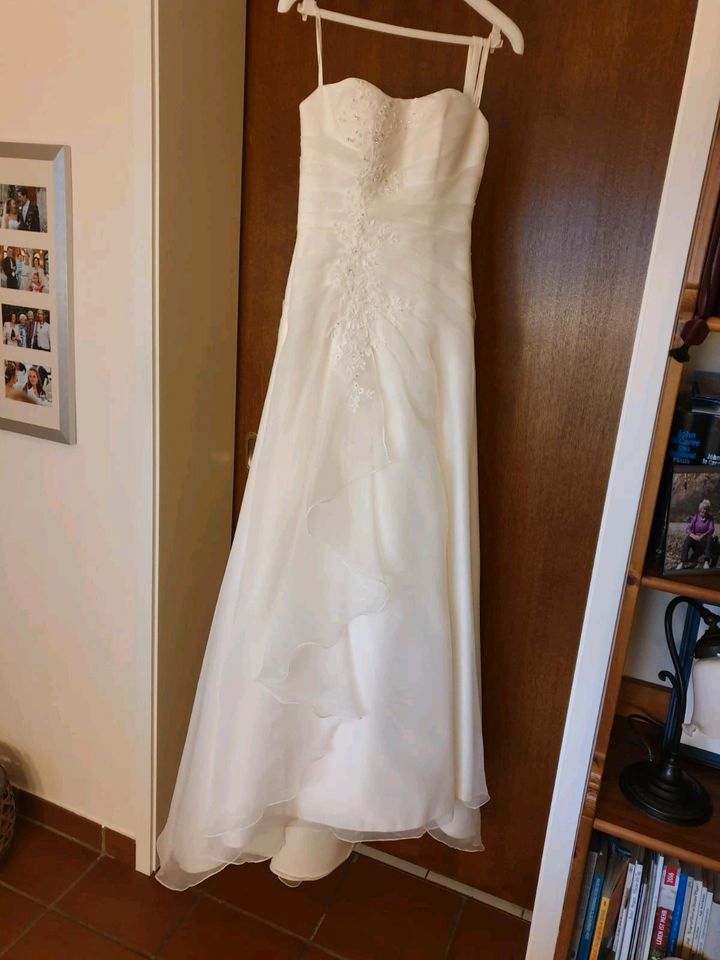 Hochzeitskleid Brautkleid mit kleiner Schleppe in Rösrath