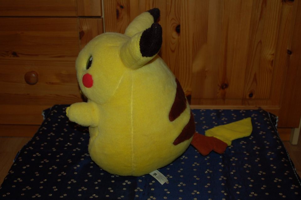 Pokemon Jumbo Plush Pikachu von Hasbro Tomy Nintendo aus 1999 in Langenberg