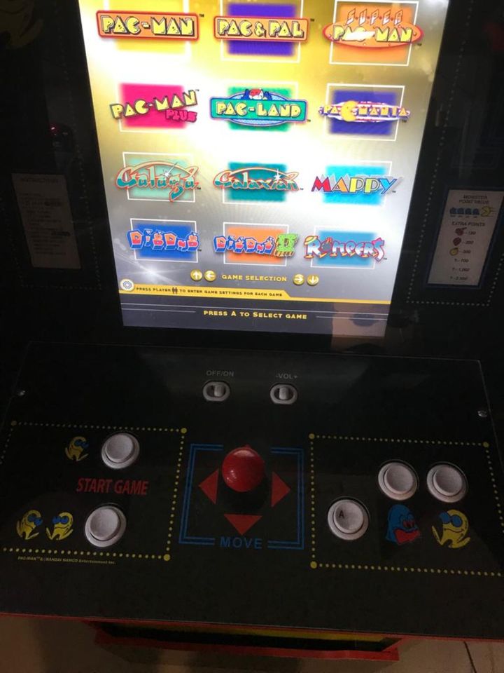 Pac-Man Computer-Spiele im Retrolook-Holzgehäuse in Berlin