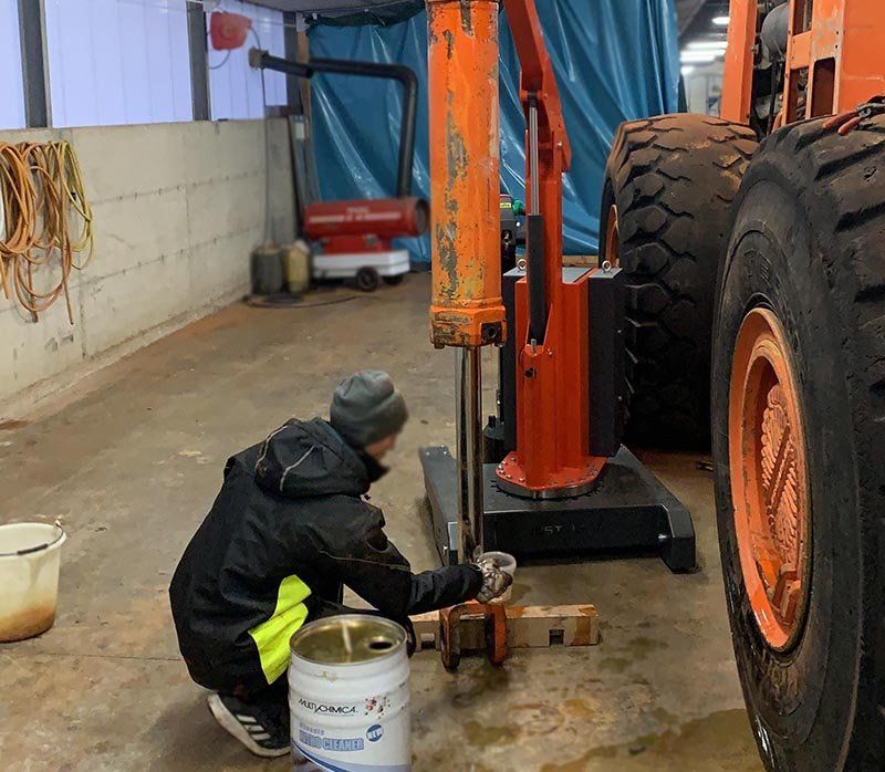 Profi Gegengewichtskran für 250 kg mit akkubetriebenem Fahrwerk in Erndtebrück