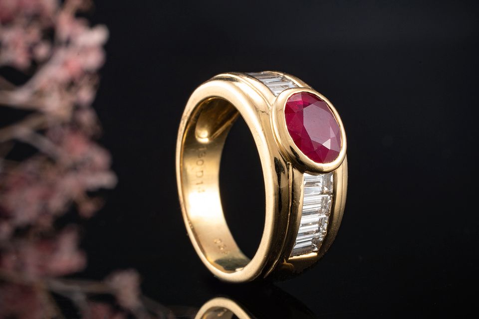 Ring mit Rubin Oval & Baguette Diamanten Goldschmiedearbeit Gold in Wegberg