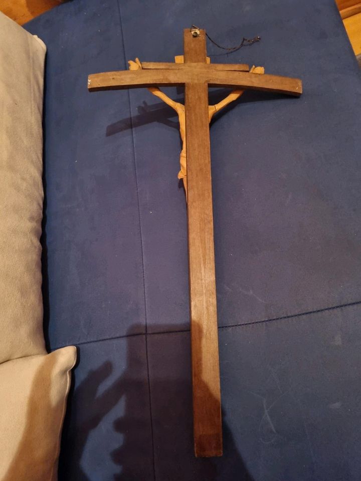 Antikes Holzkreuz mit Christusfigur in Fürth