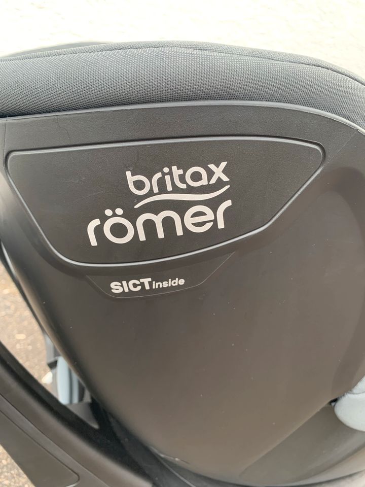 Britax Römer Dualfix M i-Size Kindersitz in Winnenden