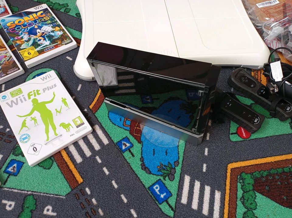 Wii Konsole mit Verschiedenen Spielen und Wii Fit Board in Wiesloch
