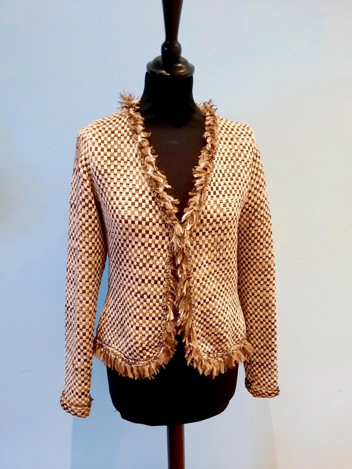 Schicke Strickjacke in Wiesbaden