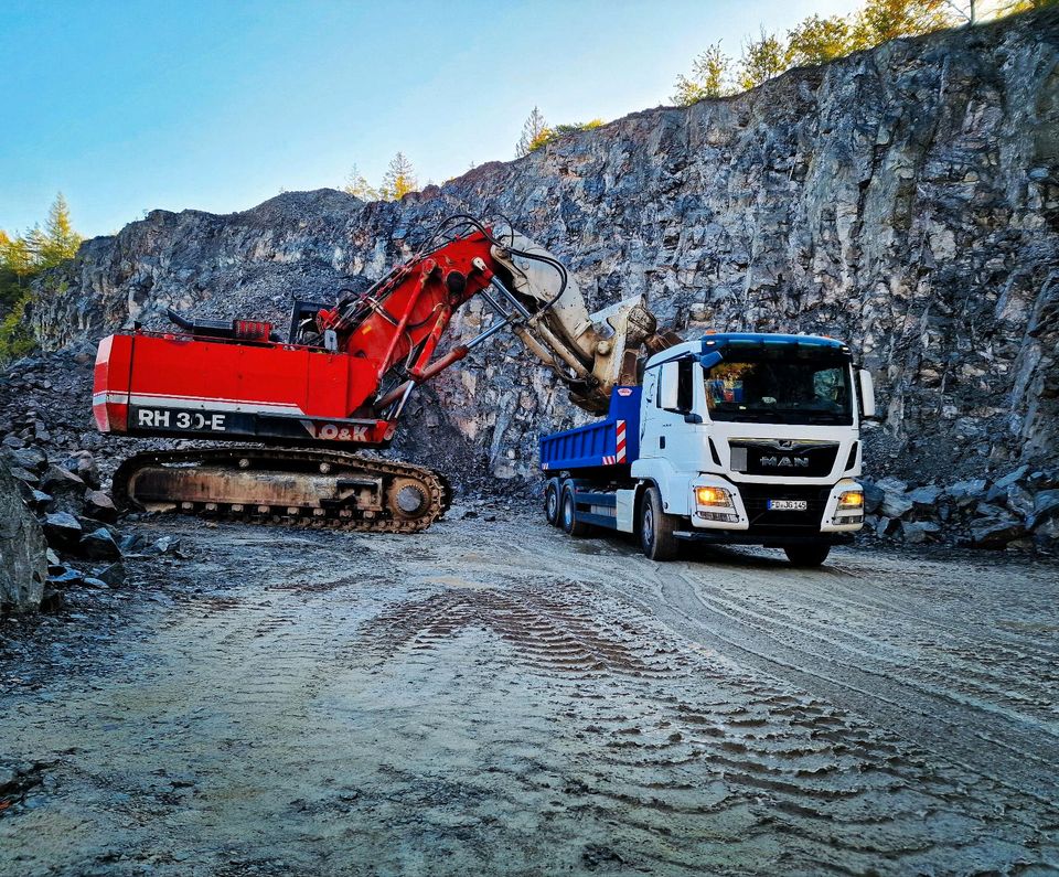 Baumaschinen Brecher Container Erdbau Bau Recyling Vermietung in Dermbach