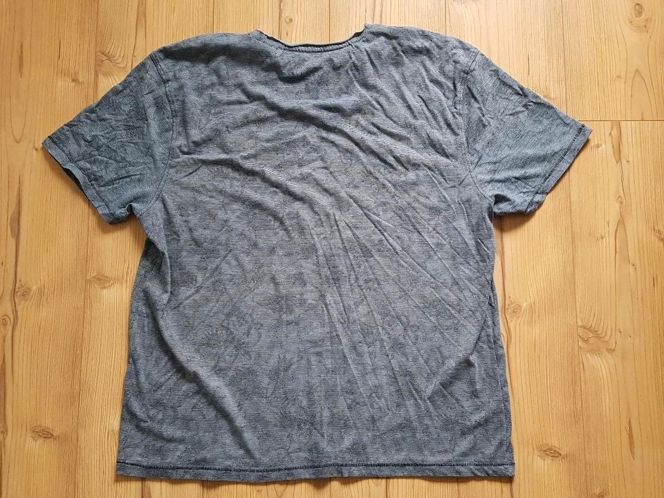 Blau-graues T-Shirt mit dünnen Streifen und Palmen, Tom Tompson in Hiddenhausen