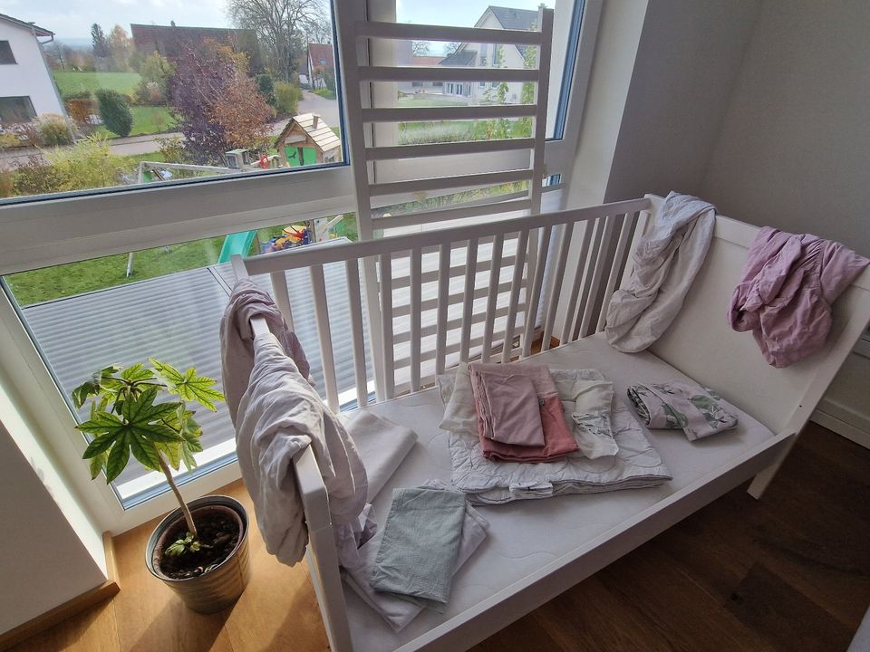 IKEA Sundvik Baby-Kinderbett + Matratze 70x140, mit viel Zubehör in Marxheim