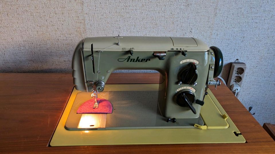 Retro Anker Nähmaschine im Schrank in München