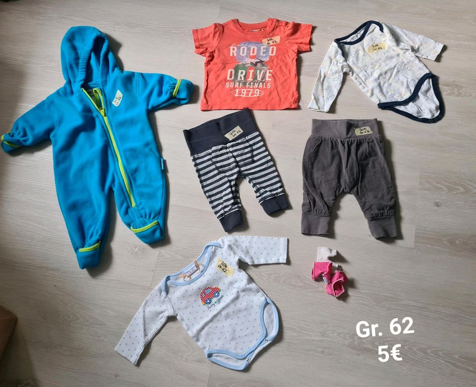 Babysachen, Klamotten, Kleidung Gr 62 68 + Lätzchen in Lippstadt