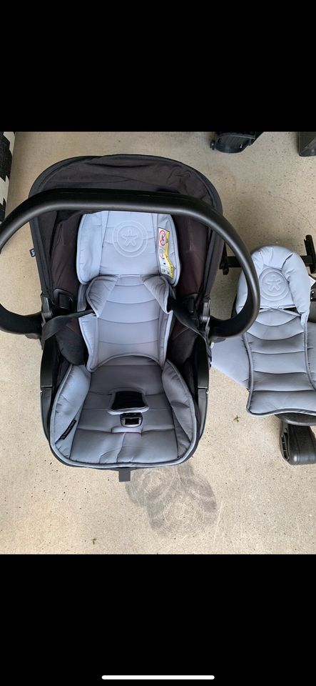 Babyschale von Kiddy mit Isofix und Neugeboreneneinsatz in Wuppertal