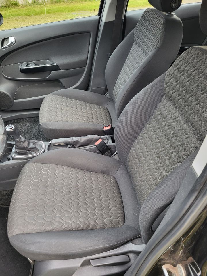 Opel Corsa mit Hagelschaden und leichter Beschädigung rechts in Ochtendung