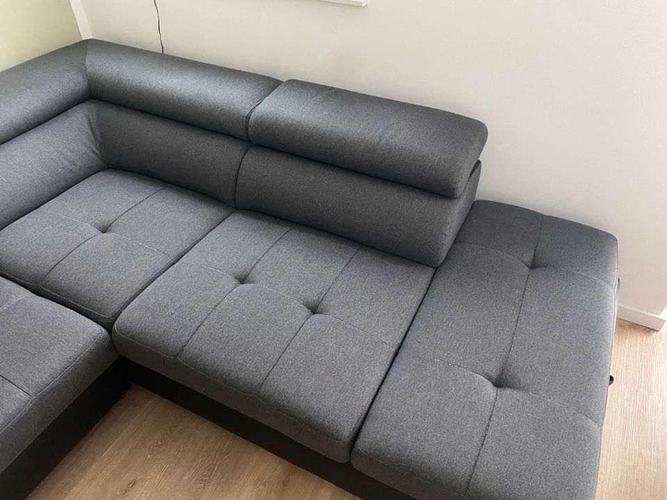 Couch Sitzecke Schlafcouch Schlaffunktion Sofa grau Lederoptik in Niederndodeleben