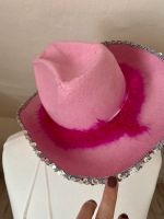 Cowboyhut rosa mit silbernen Glitzerpailetten und pinker Federboa Nordrhein-Westfalen - Viersen Vorschau