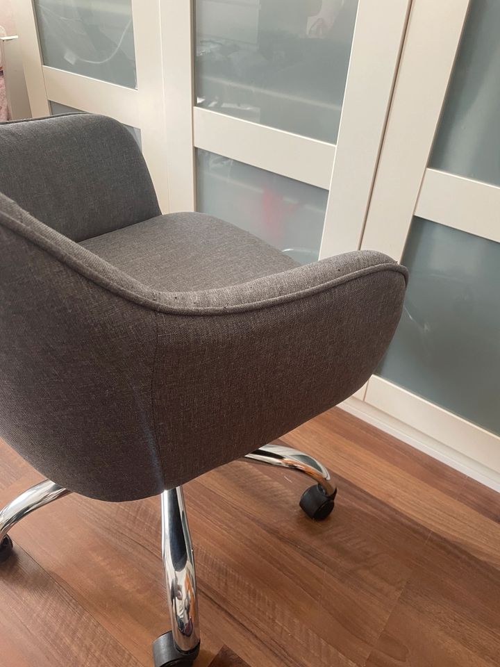 Bürostuhl Schreibtischstuhl grau mit Rollen Stuhl in Berlin