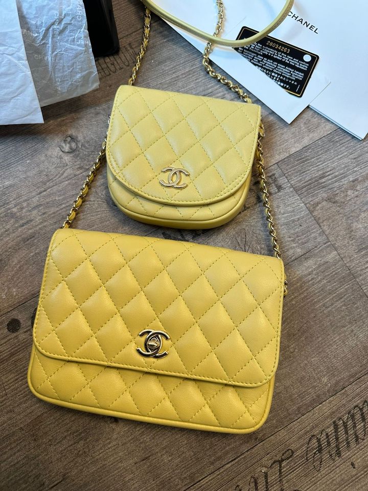 Chanel Side Packs Umhänge Tasche Gelb Neuwertig Leder Damen Top in Igel