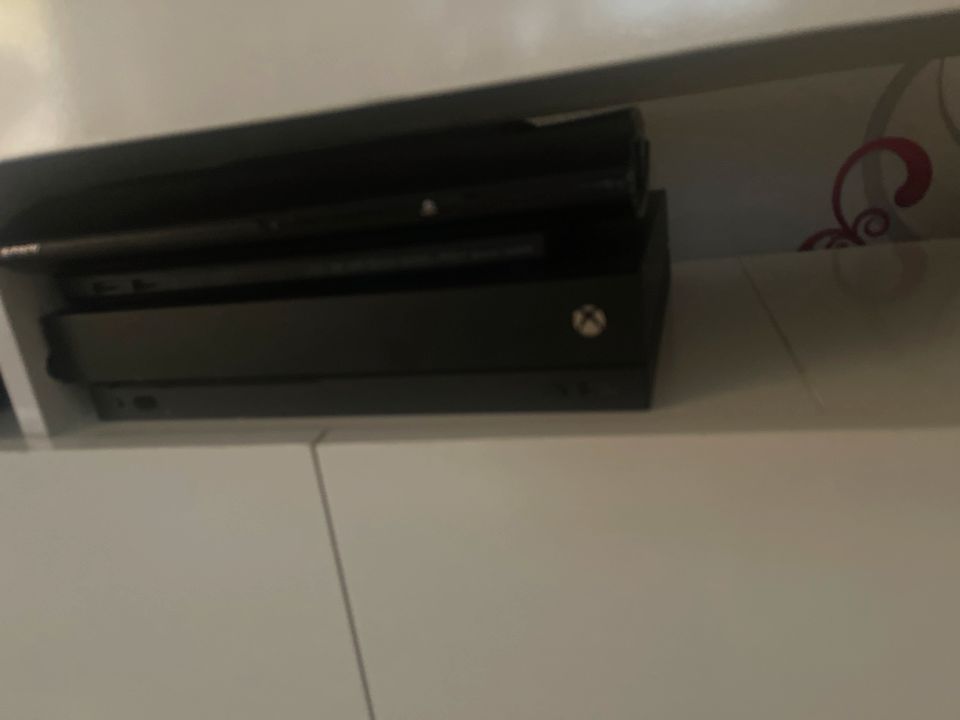 Xbox one X plus 1 Controller und spiel sehr guter Zustand! in Bremerhaven