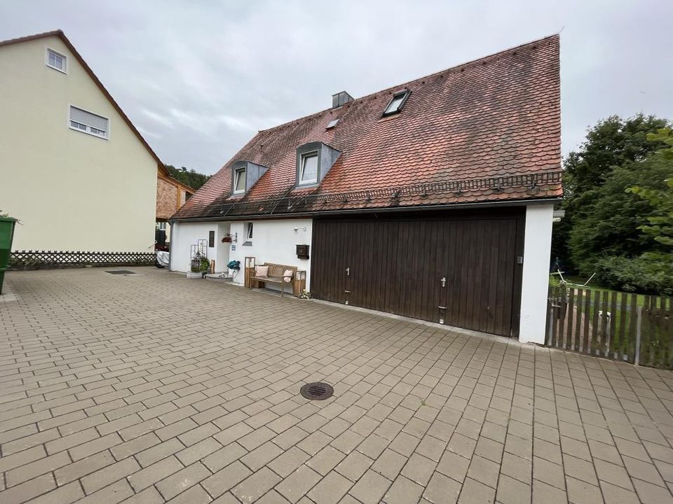 Modernisiertes Einfamilienhaus mit Doppelgarage und großem Grundstück sucht neue Eigentümer (IN) in Illschwang