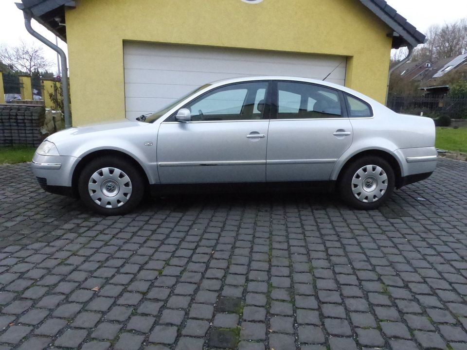 VW Passat 2,0 85 KW Benzin/Gas Highline Limousine in Leverkusen