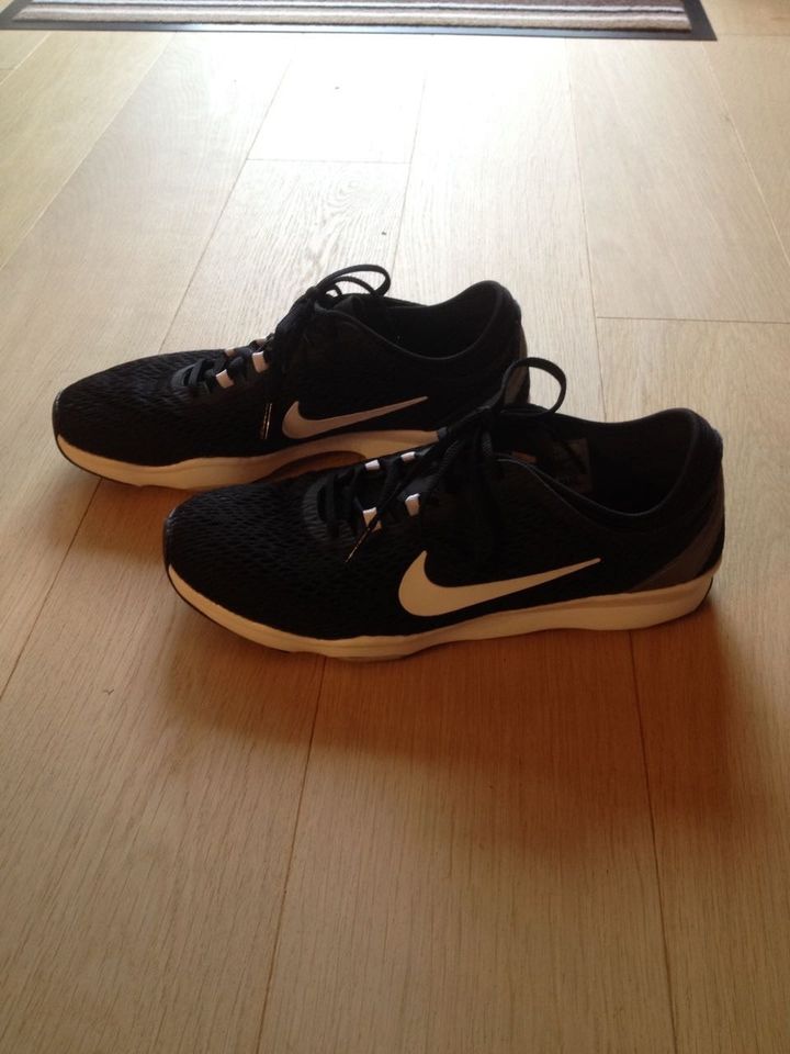 Damen Sneaker Sportschuhe schwarz 38 Nike neuwertig Schuhe in Syke