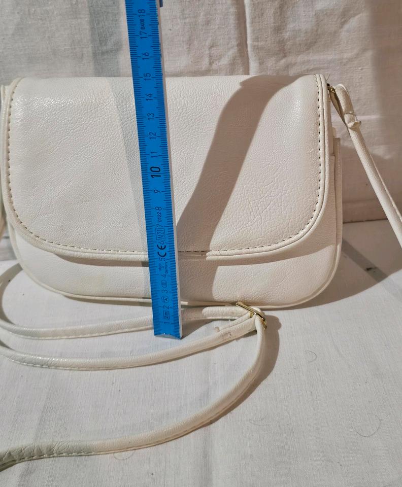 Damen Handtasche Umhängetasche Ledertasche weiß Top Zustand in Solingen