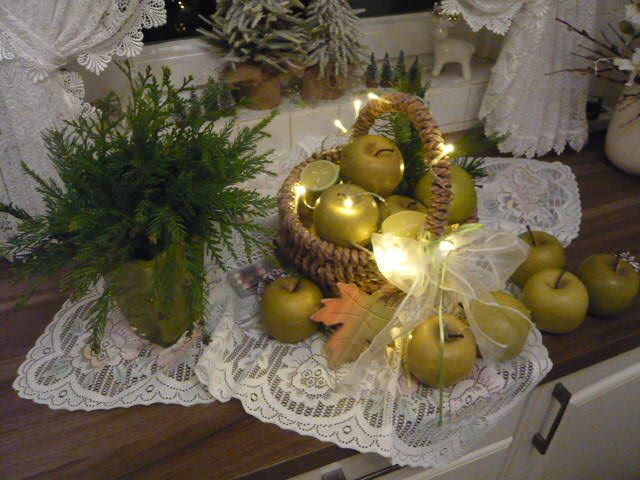 Dekoration mit Flechtkorb,13 grünen Äpfeln, Lichterkette, 1  Vase in Hamburg