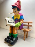 Pinocchio sitzend, auf Bank 60 cm hoch Handarbeit Hand bemalt Baden-Württemberg - Ettenheim Vorschau