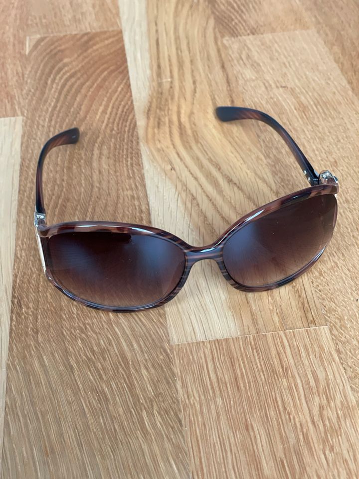 Steve Madden Sonnenbrille braun inkl. Etui in Wolfschlugen