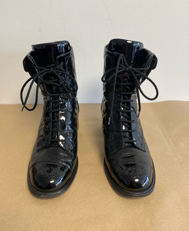 Original Chanel Stiefeletten Leder Schwarz Gr. 36,5 in Berlin