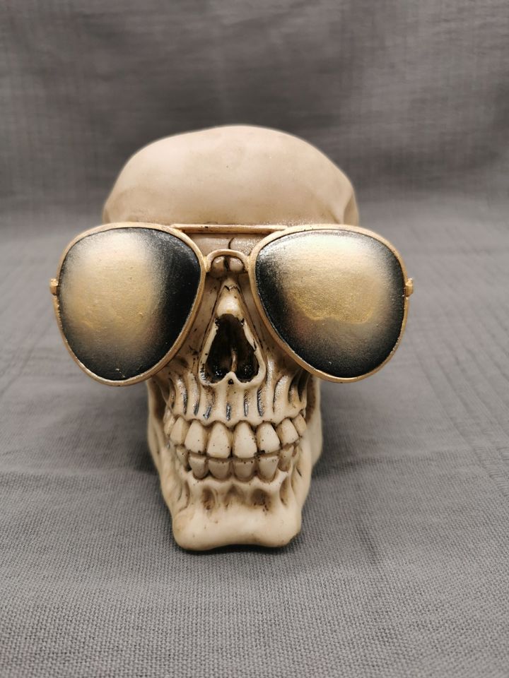 schöne Spardose, „Totenkopf mit Sonnenbrille“ in Mönchengladbach