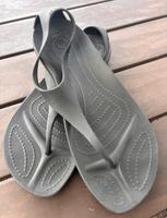 Crocs Serena Zehentrenner W8 38 - 39 Badeschuhe Sandalen Nordrhein-Westfalen - Mönchengladbach Vorschau