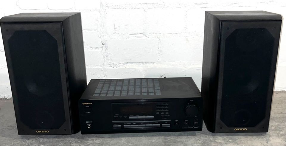 Onkyo TX 8211 Verstärker plus Onkyo SC 590 Lautsprecher paar in Hamburg