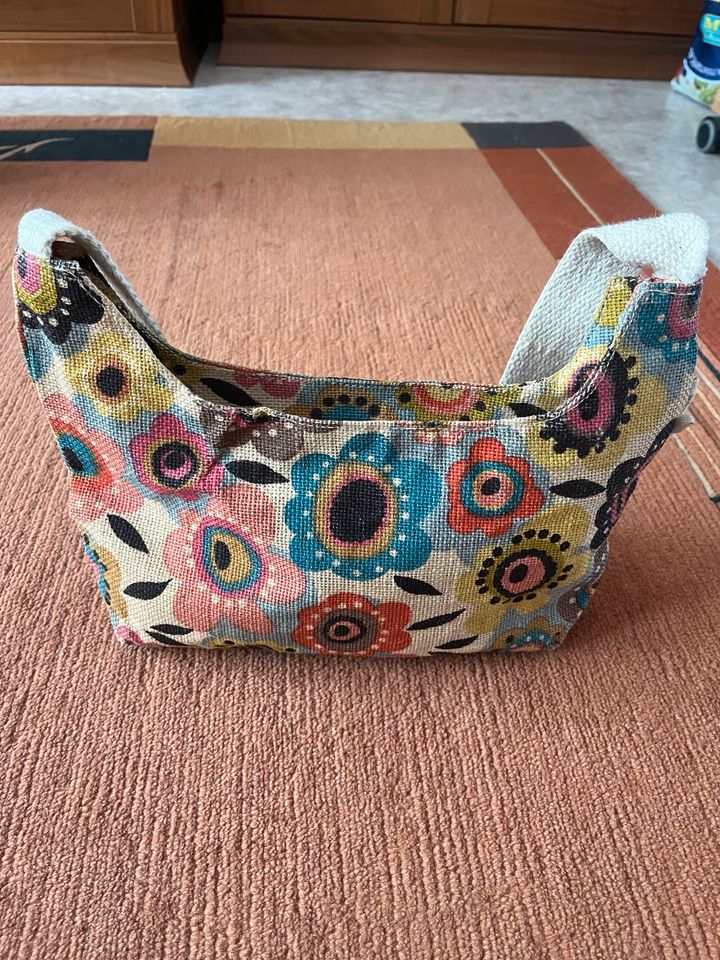 Süße Handtasche mit Blumen aus Jute in Ladenburg