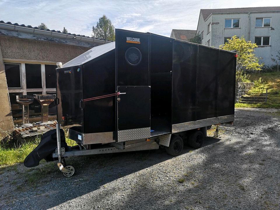 Geschlossener Trailer Anhänger Renntransporter Autotransporter in Liebstadt