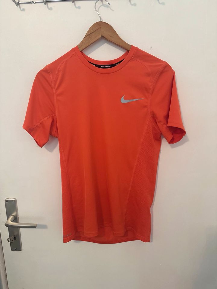 Nike Dri-FIT Kurzarm / NEU in Berlin