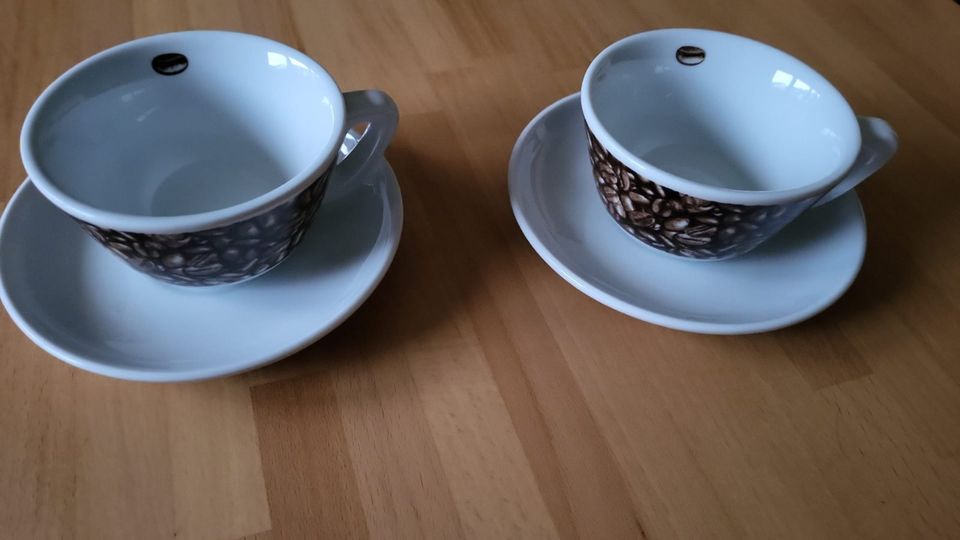 Zwei schöne Kaffeetassen mit Untertellern in Essen