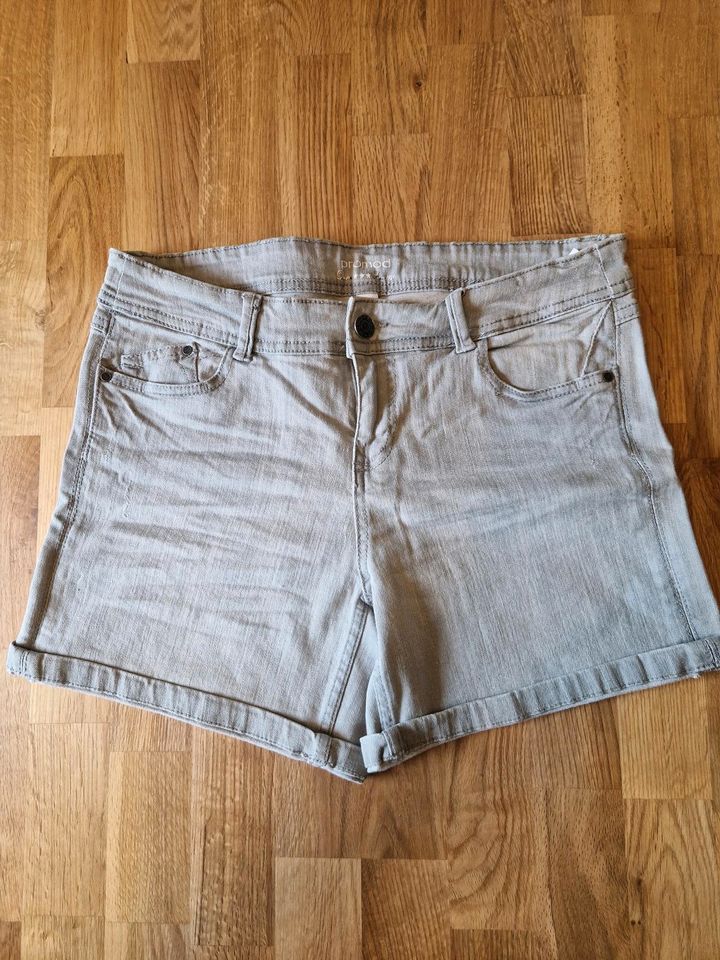 Schöne,  graue Jeansshorts in Hattersheim am Main