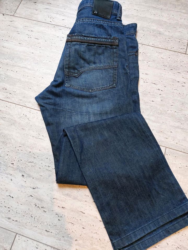 Jeans Herren 32/34 blue mit Lederapplikationen in Windischeschenbach