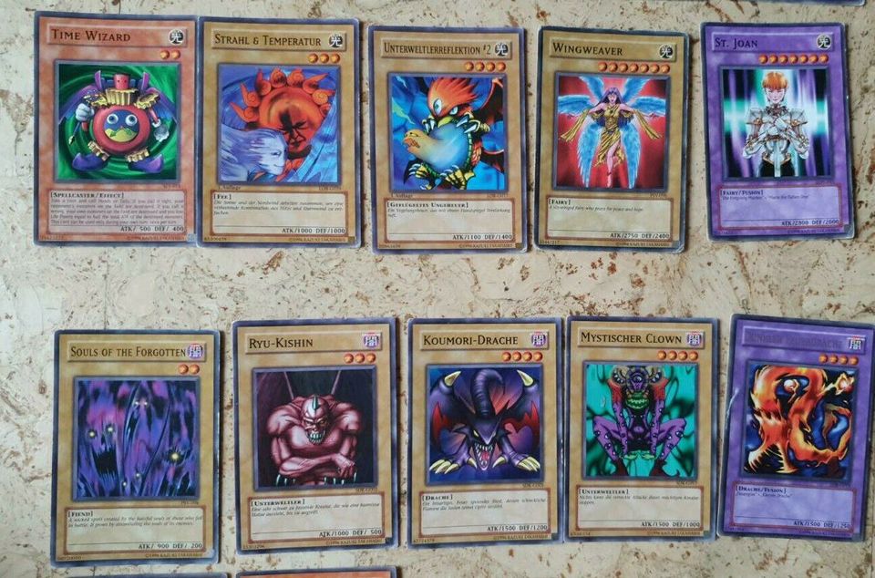 Yu-Gi-Oh verschiedene Karten (97 Karten und 24 Hüllen) in Breidenbach 