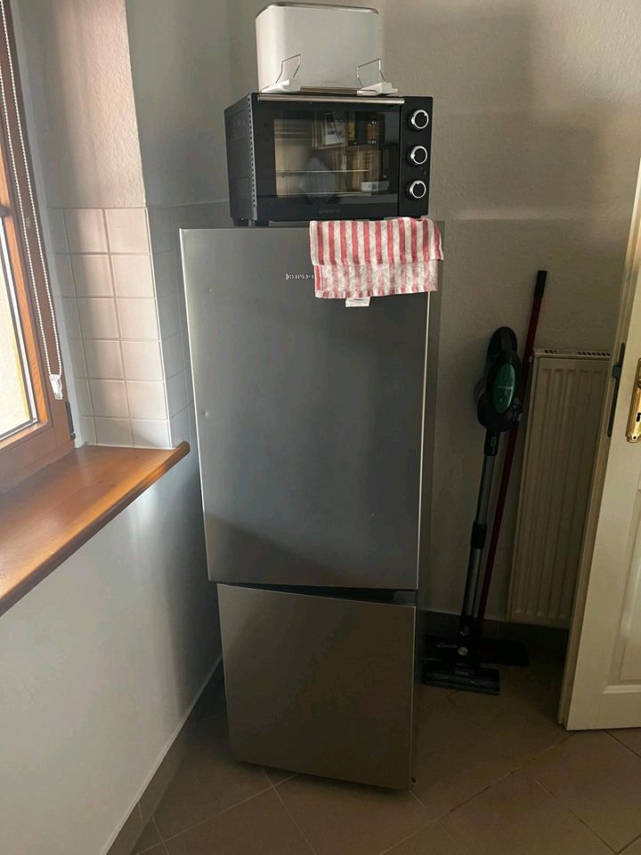 Küche mit Kühlschrank in Dresden