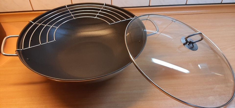 Wok von Ernesto, Edelstahl, innen beschichtet, 34 cm Durchmesser in Otter