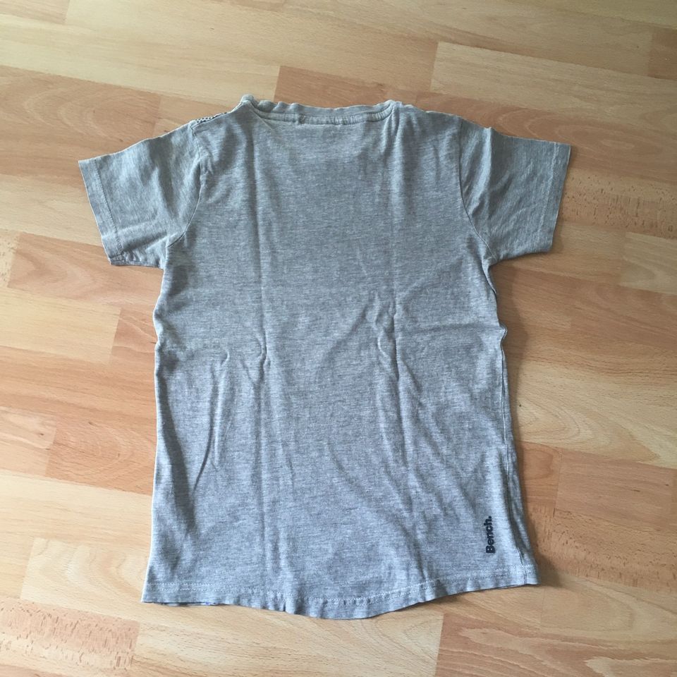 2 T-Shirts von Bench Gr. 140 in Markt Schwaben