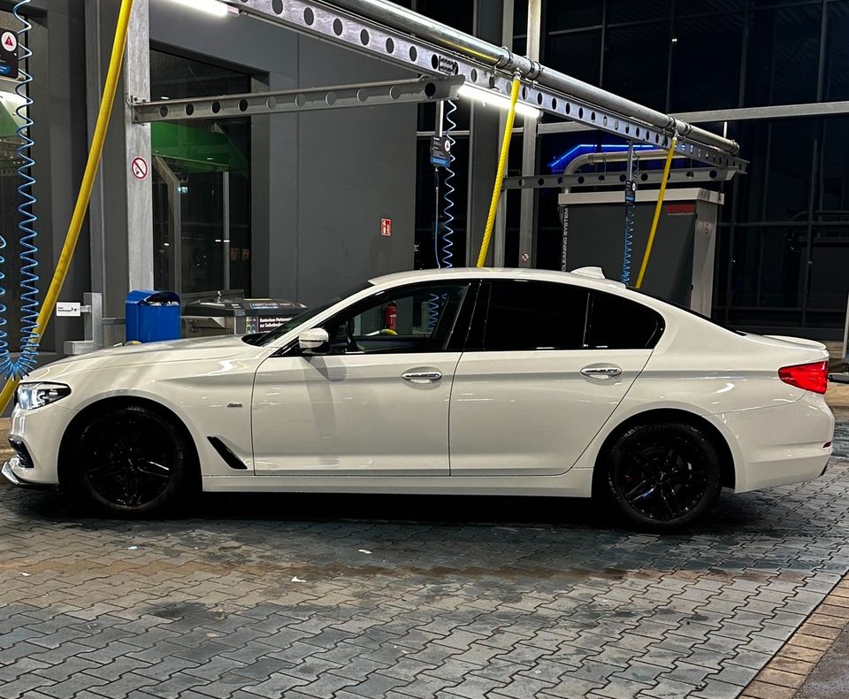 BMW 5er G30 Sportline + Shadowline Paket in Duisburg