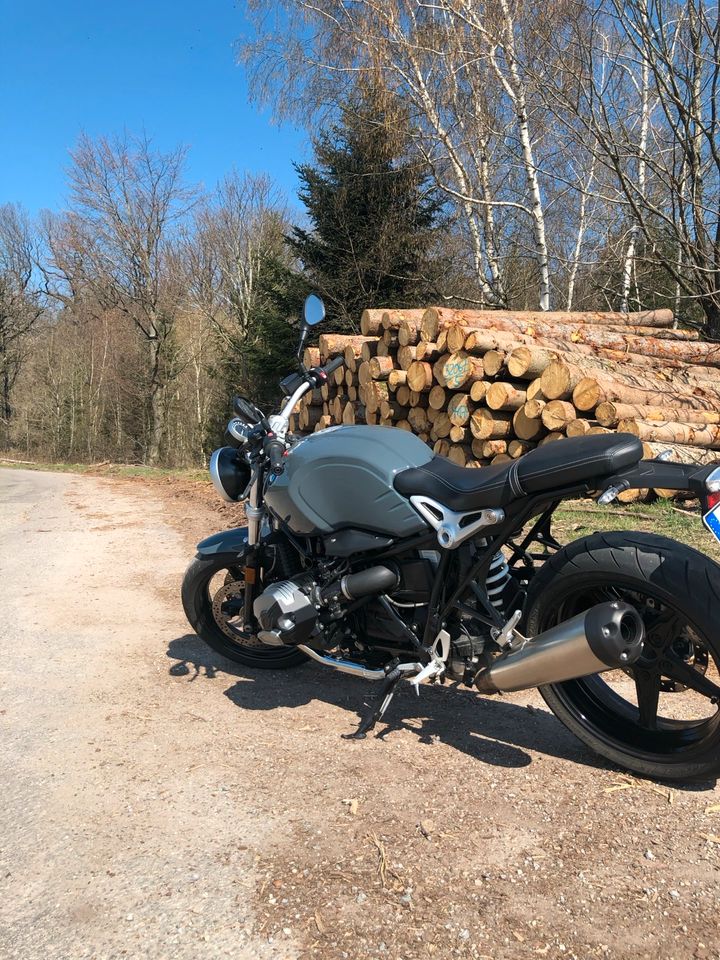 BMW RnineT Pure mit Griffheizung und zusätzlichem Drehzahlmesser in Gerlingen