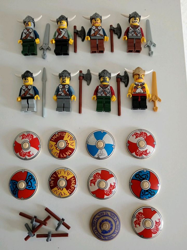 Lego Wikinger Figuren + Waffen und Schilde in Elmshorn