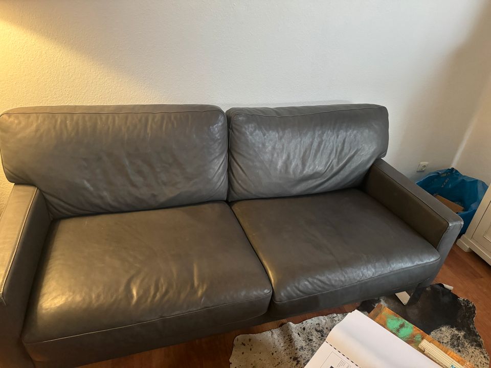 Schwarzes Ledersofa in einem guten Zustand in Hamburg