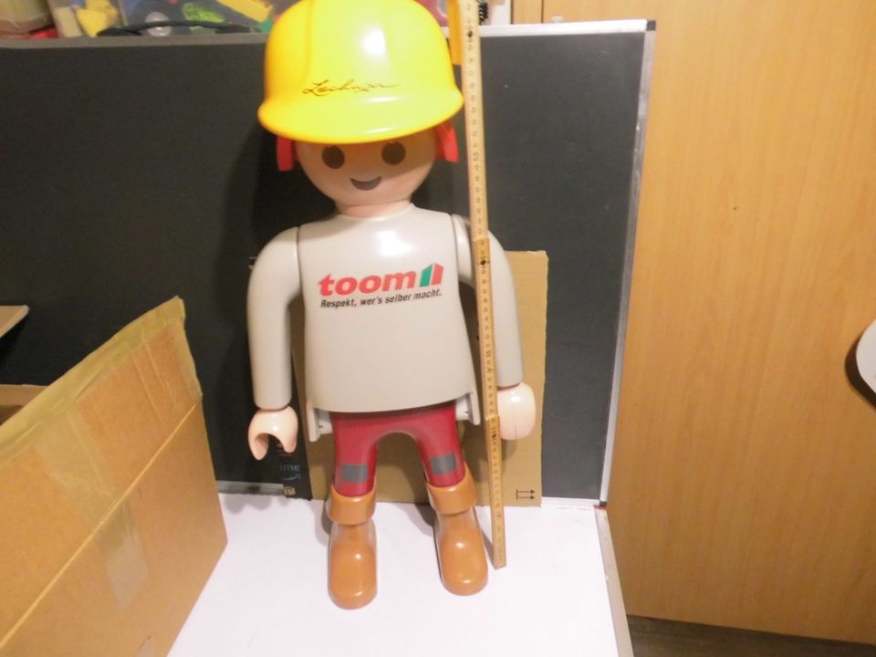 Verkauft werd eine Werbefigur von Playmobil ca 64 cm groß in St. Michaelisdonn