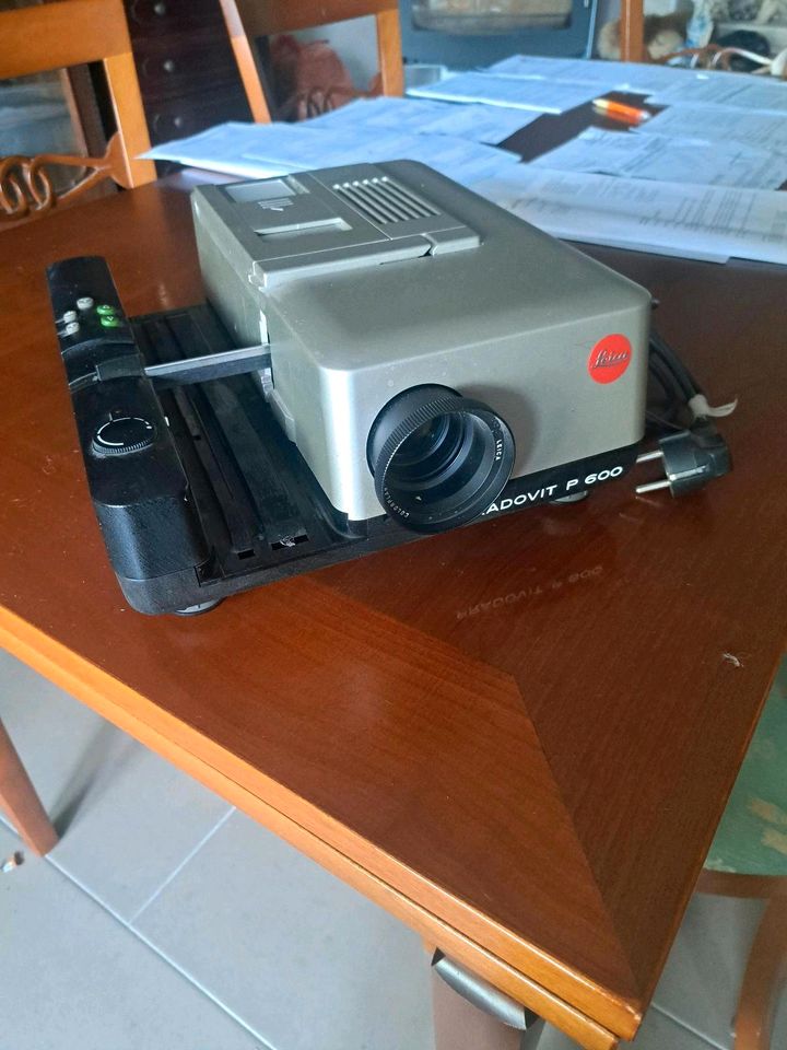Leica Pradovit P 600 Diaprojektor in Kamen