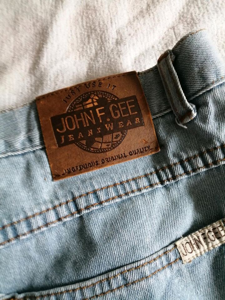 Kurze Jeans-Hose für Herren in der Größe 30 in Ilmenau