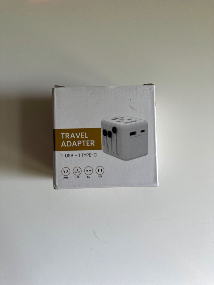 Weltweiter Reise Strom Adapter mit USB + USB-C Ladegerät in Berlin